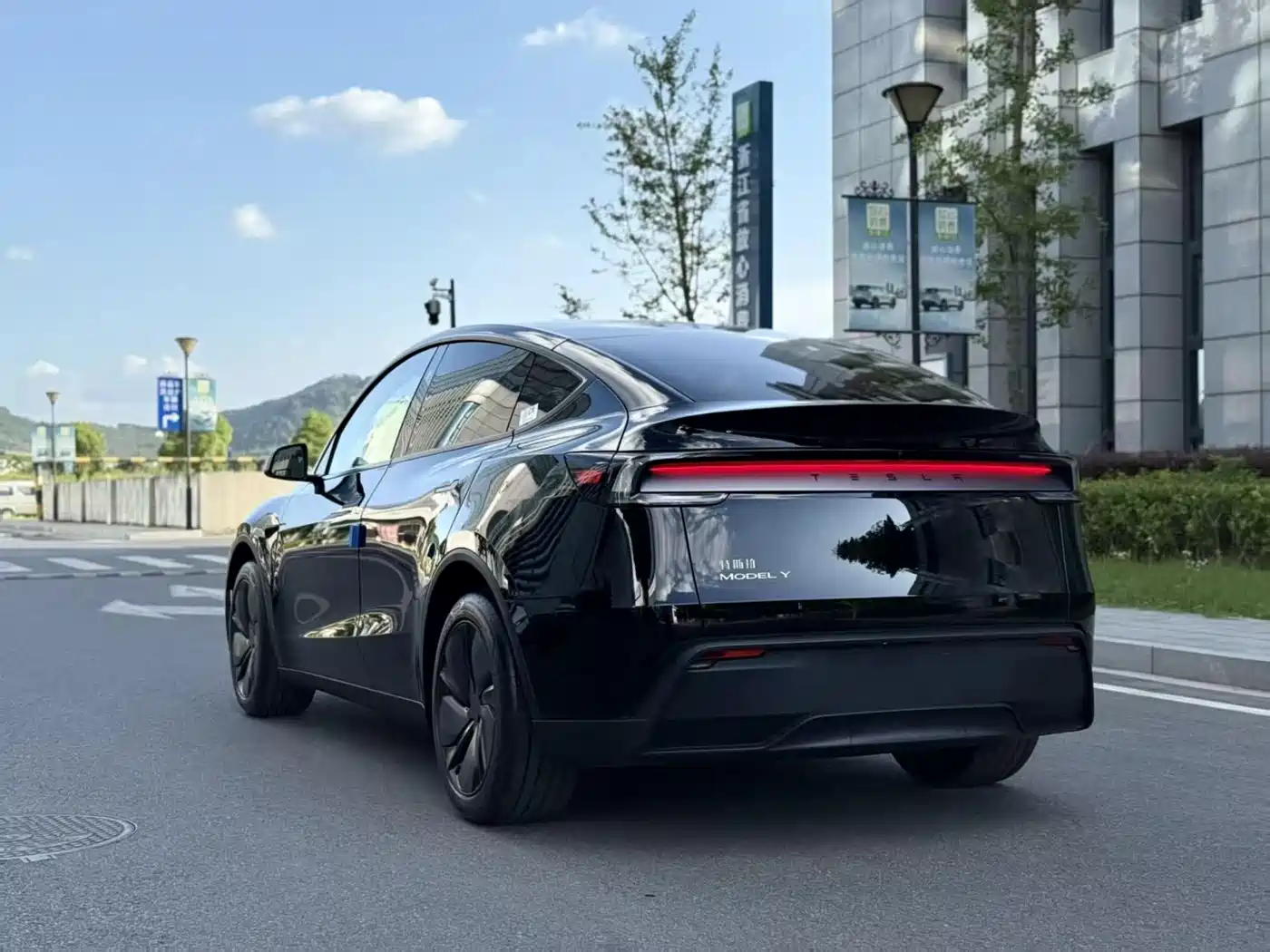 TESLA MODEL Y