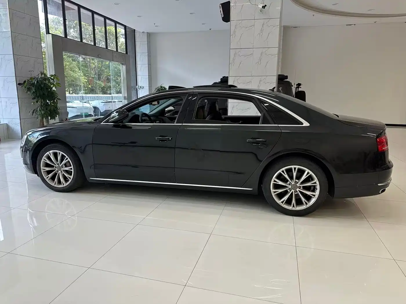 Фото 3 - Audi A8