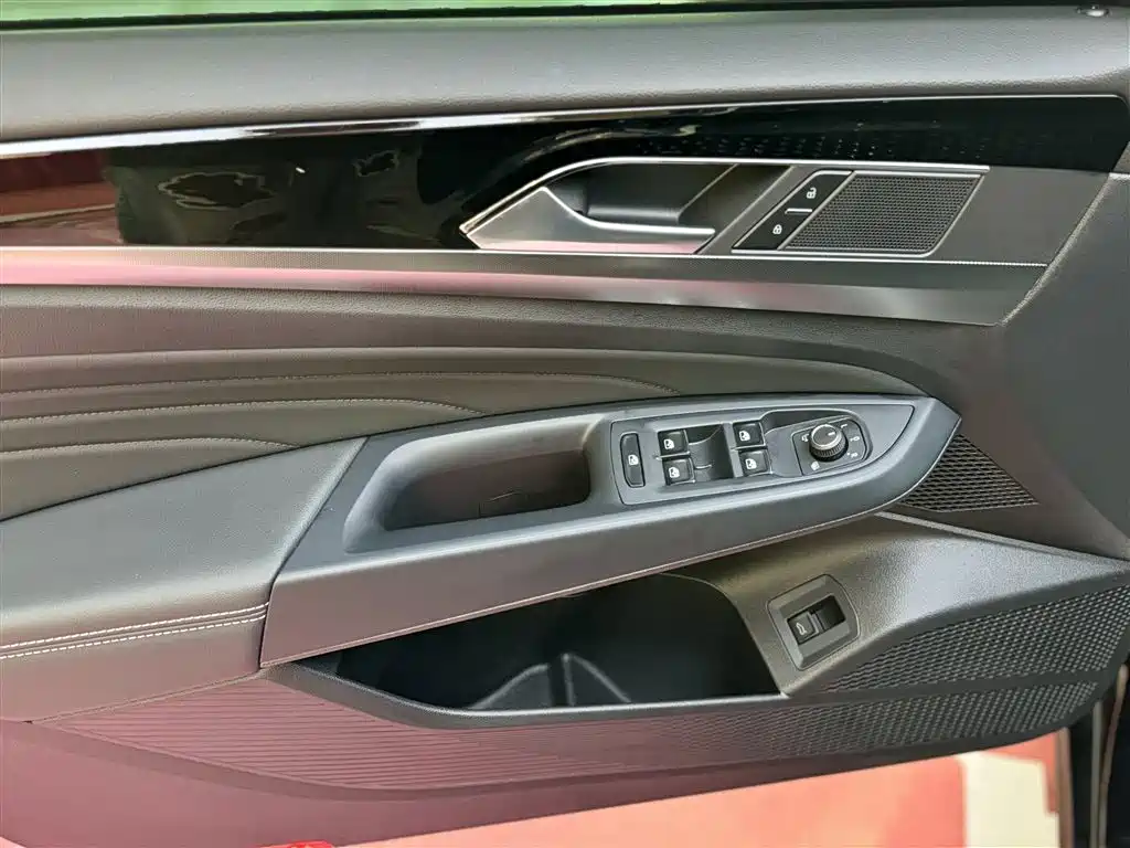 Volkswagen Passat 2023 330TSI Starlight Elite Edition фото 27