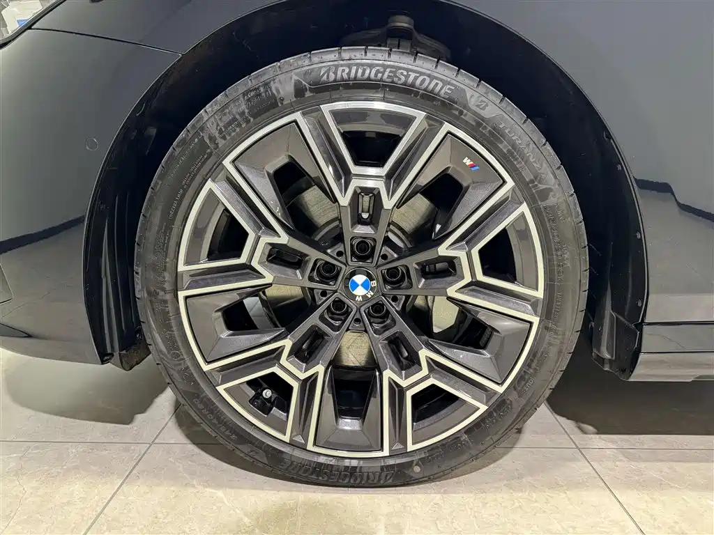 BMW 5 Series 2025 530Li Premium M Sport Package фото 10