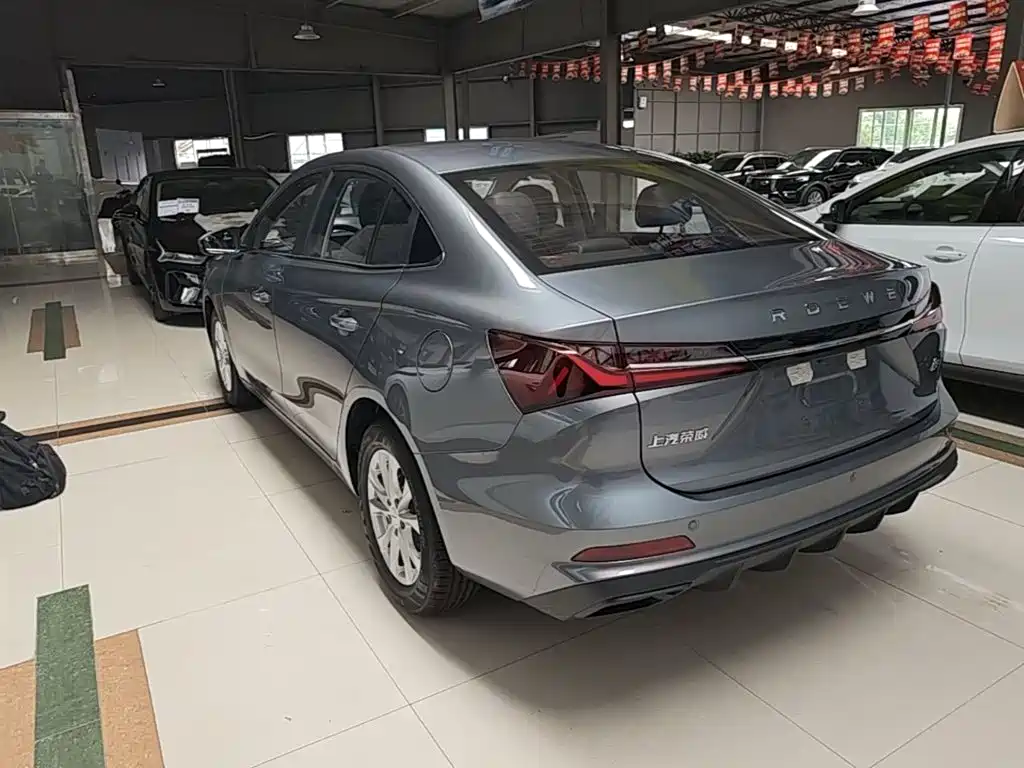 Фото 5 - Roewe i5
