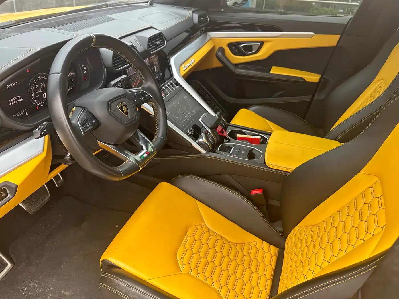 LAMBORGHINI URUS
