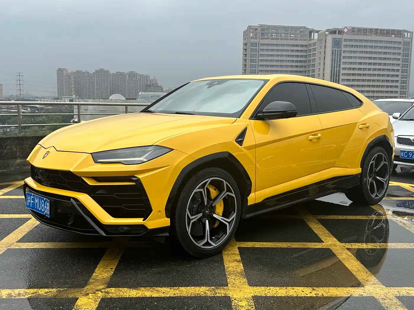 LAMBORGHINI URUS