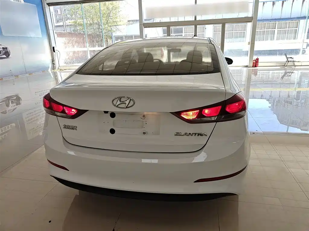 Hyundai Elantra 2016 1.6L Manual Smart·Youth Edition фото 6
