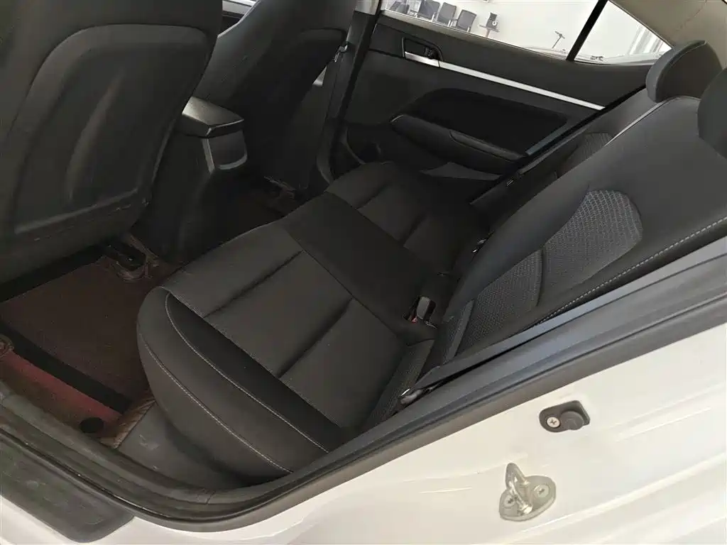 Hyundai Elantra 2016 1.6L Manual Smart·Youth Edition фото 17