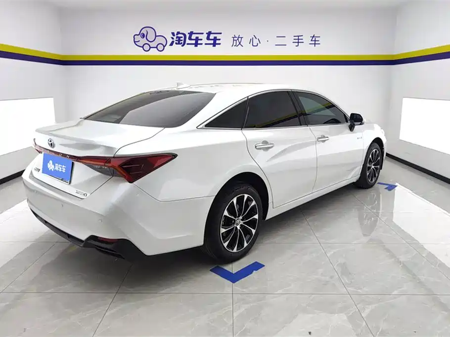 Toyota Avalon 2023 Hybrid 2.5L Luxury Edition фото 3