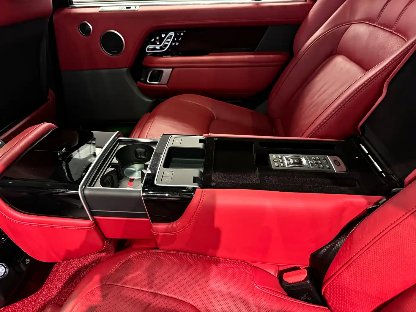 Land Rover Range Rover 2022 3.0 L6 400PS Prestige Genesis Extended Edition фото 27