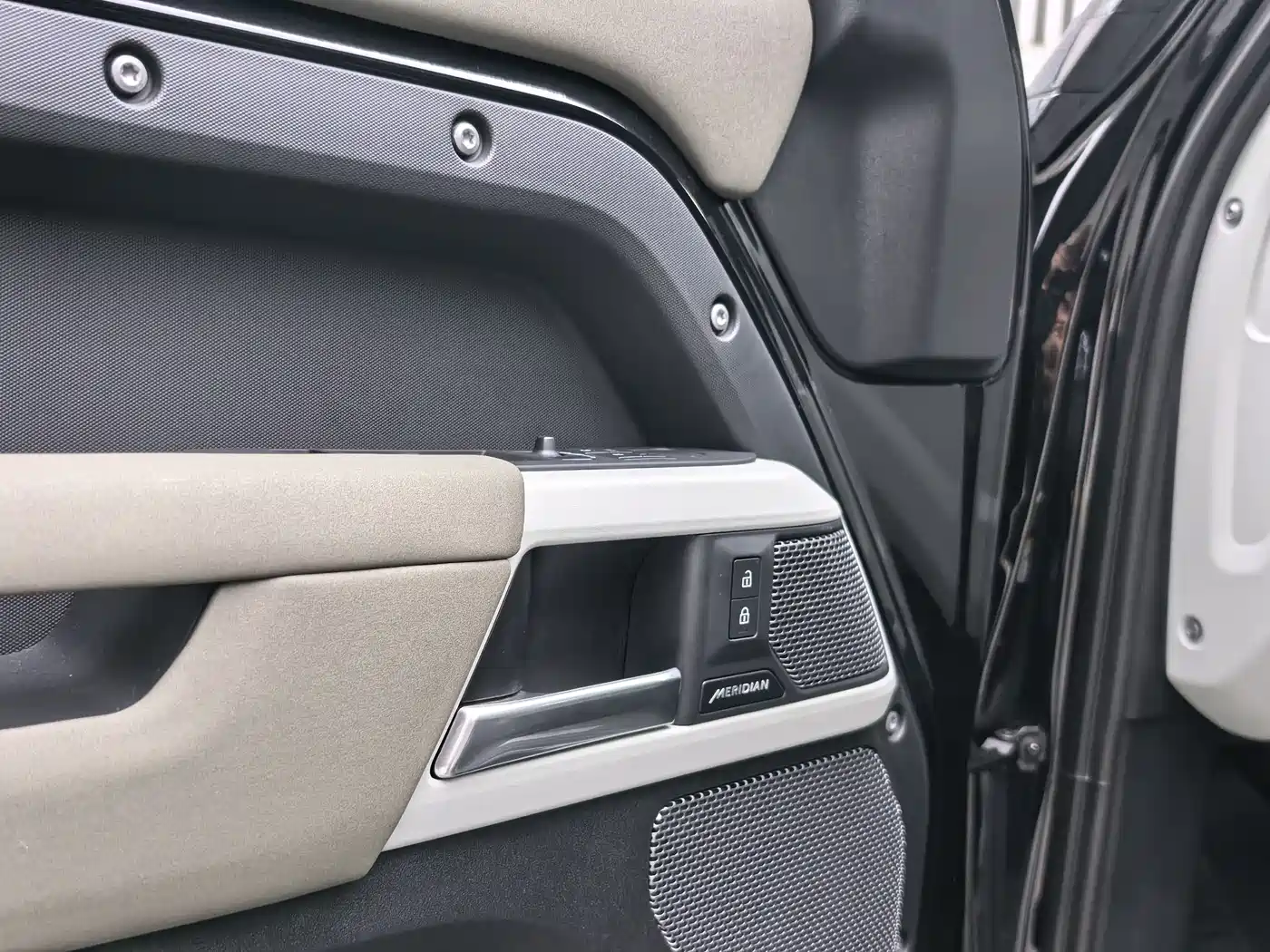Land Rover Defender 2023 Model 110 3.0T P400 X-DYNAMIC HSE фото 17