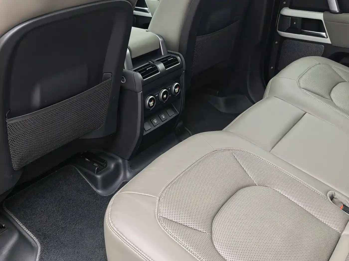 Land Rover Defender 2023 Model 110 3.0T P400 X-DYNAMIC HSE фото 16