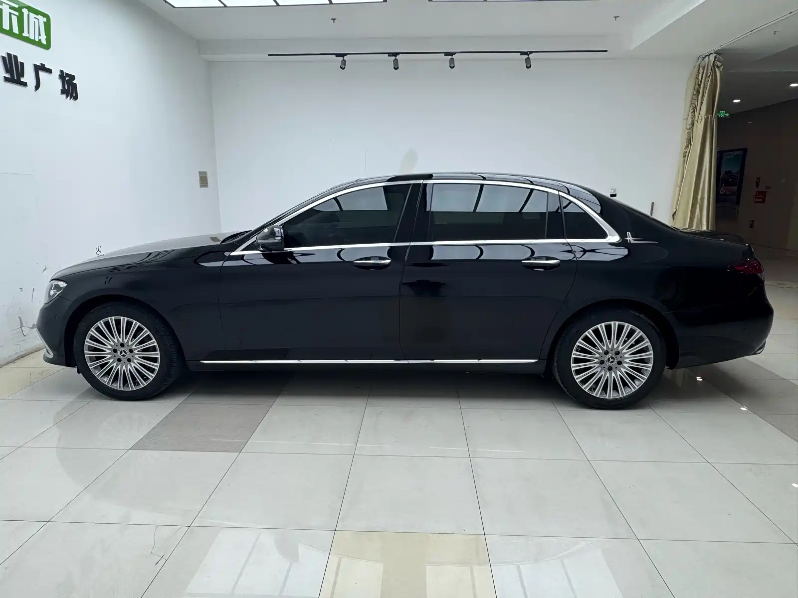 صورة 4 - Mercedes-Benz E-Class