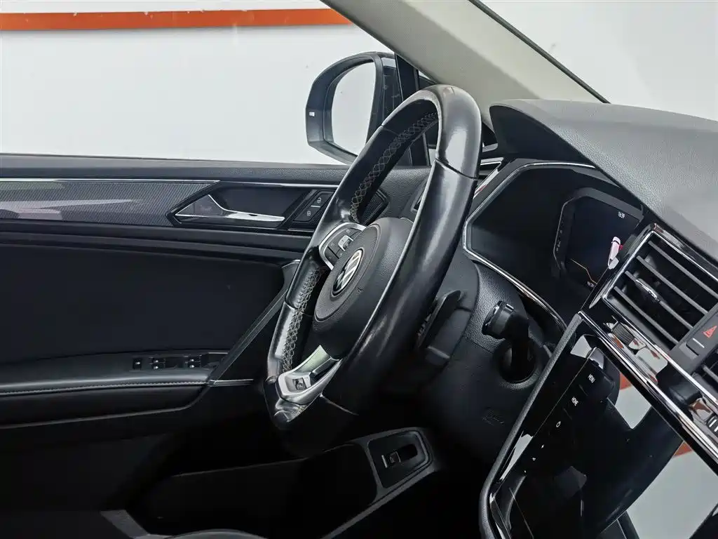Volkswagen Tiguan L 2021 330TSI Automatic 2WD R-Line Premium фото 22