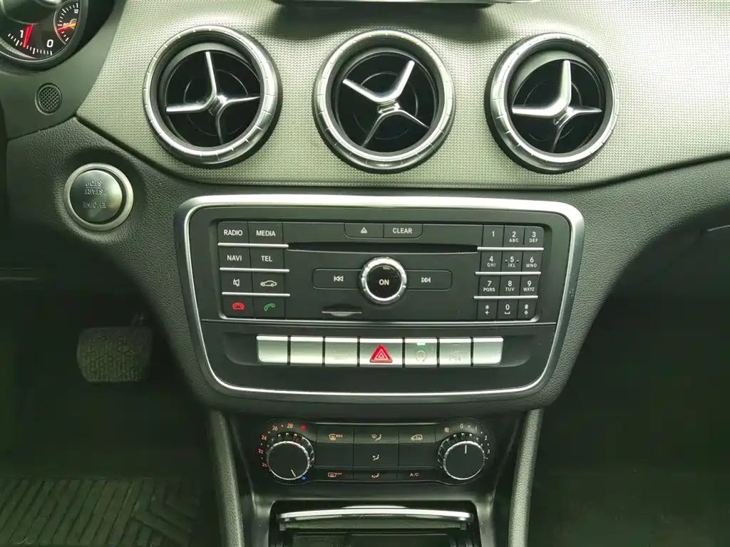 Mercedes-Benz CLA (Import) 2016 Facelift CLA 200 Style фото 12