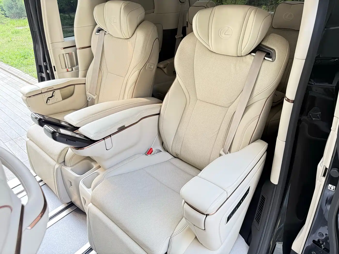 Lexus LM 2023 500h 6-Seater Prestige Edition фото 10