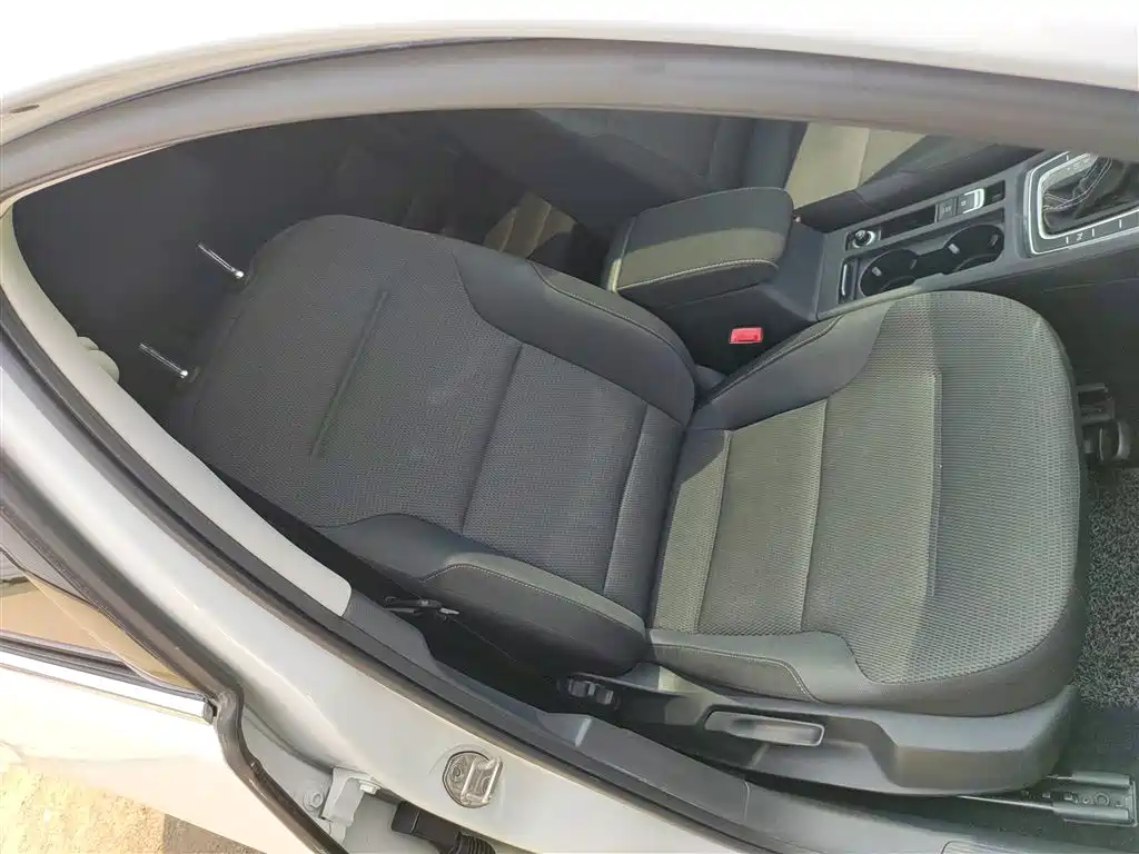 Volkswagen Golf 2017 1.6L Auto Comfort Millionth Edition фото 19