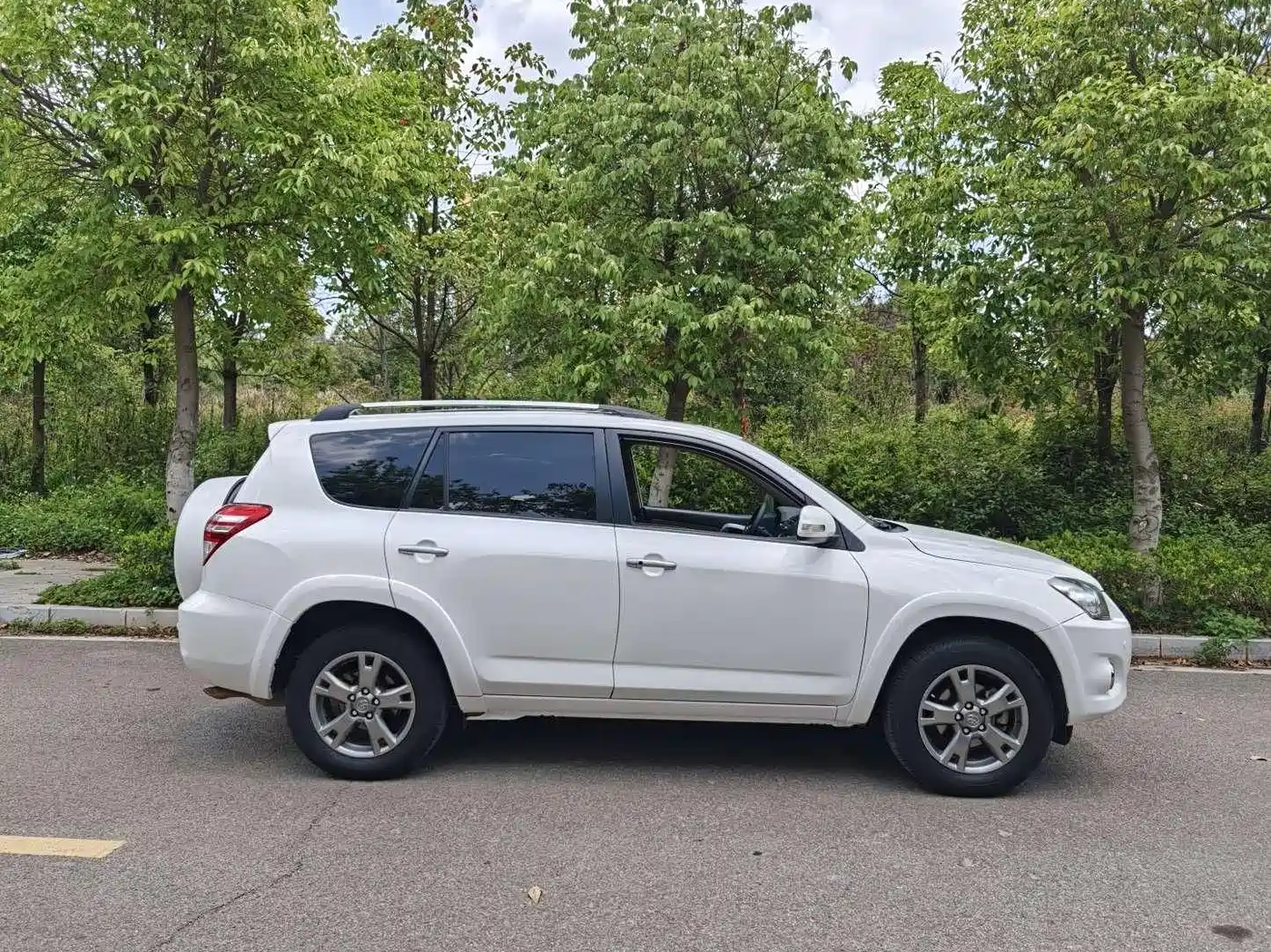 Photo 5 - Toyota RAV4 Rongfang