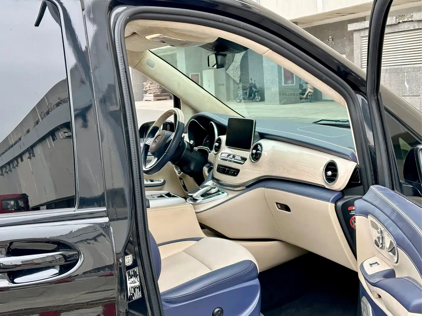 Mercedes-Benz V-Class 2017 Model V 260 L Premium Extended Edition фото 9