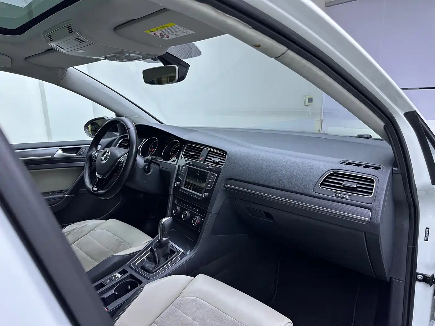 Volkswagen Golf 2017 230TSI Auto Luxury Millionth Anniversary Edition фото 11