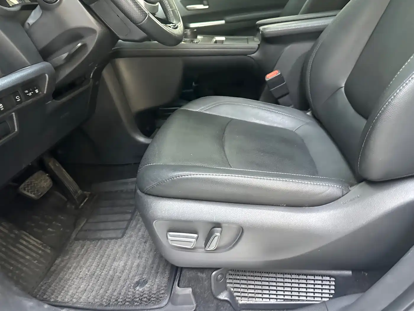 Toyota Sienna 2023 2.5L Hybrid Premium Edition фото 12
