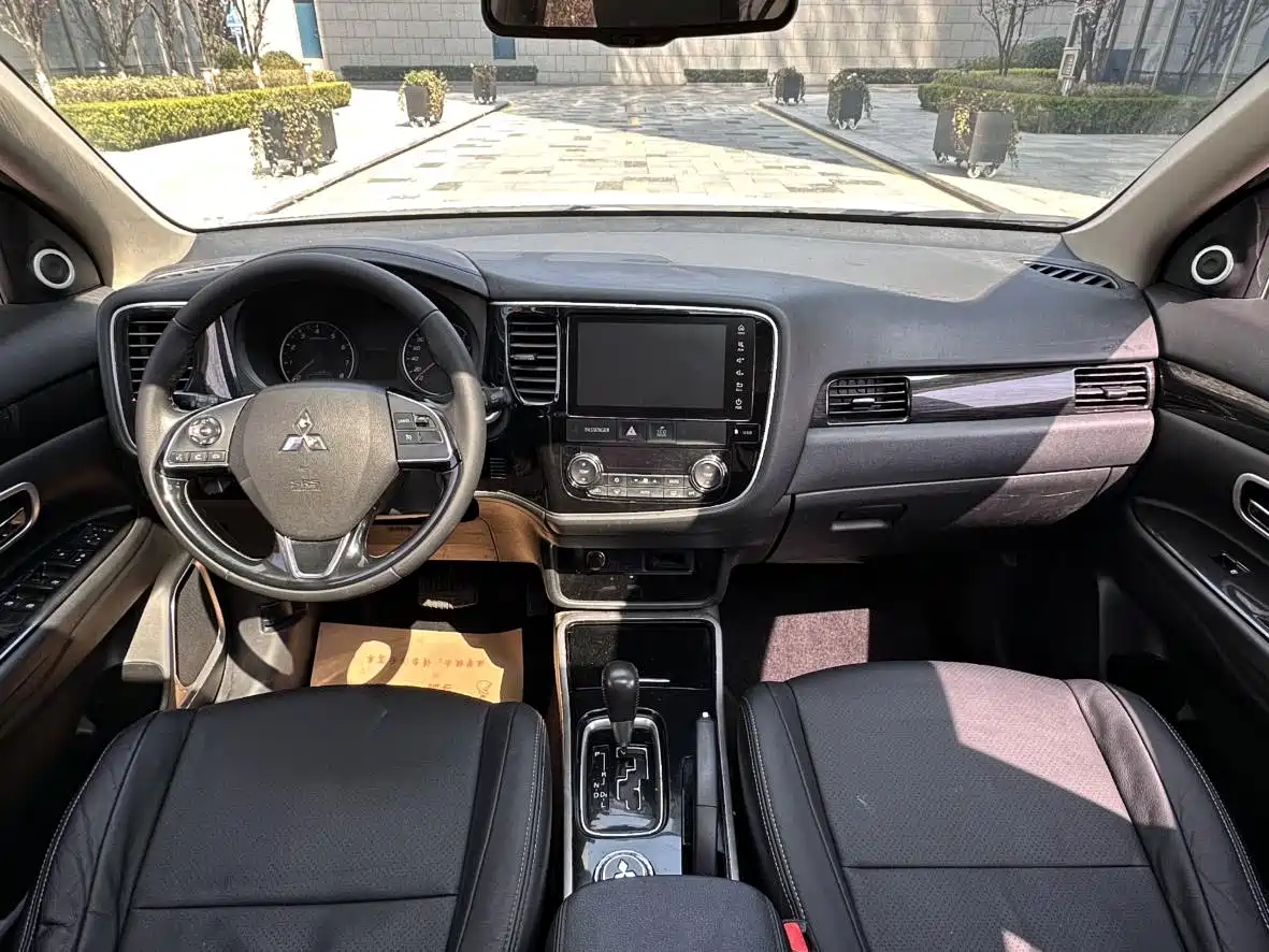 MITSUBISHI OUTLANDER