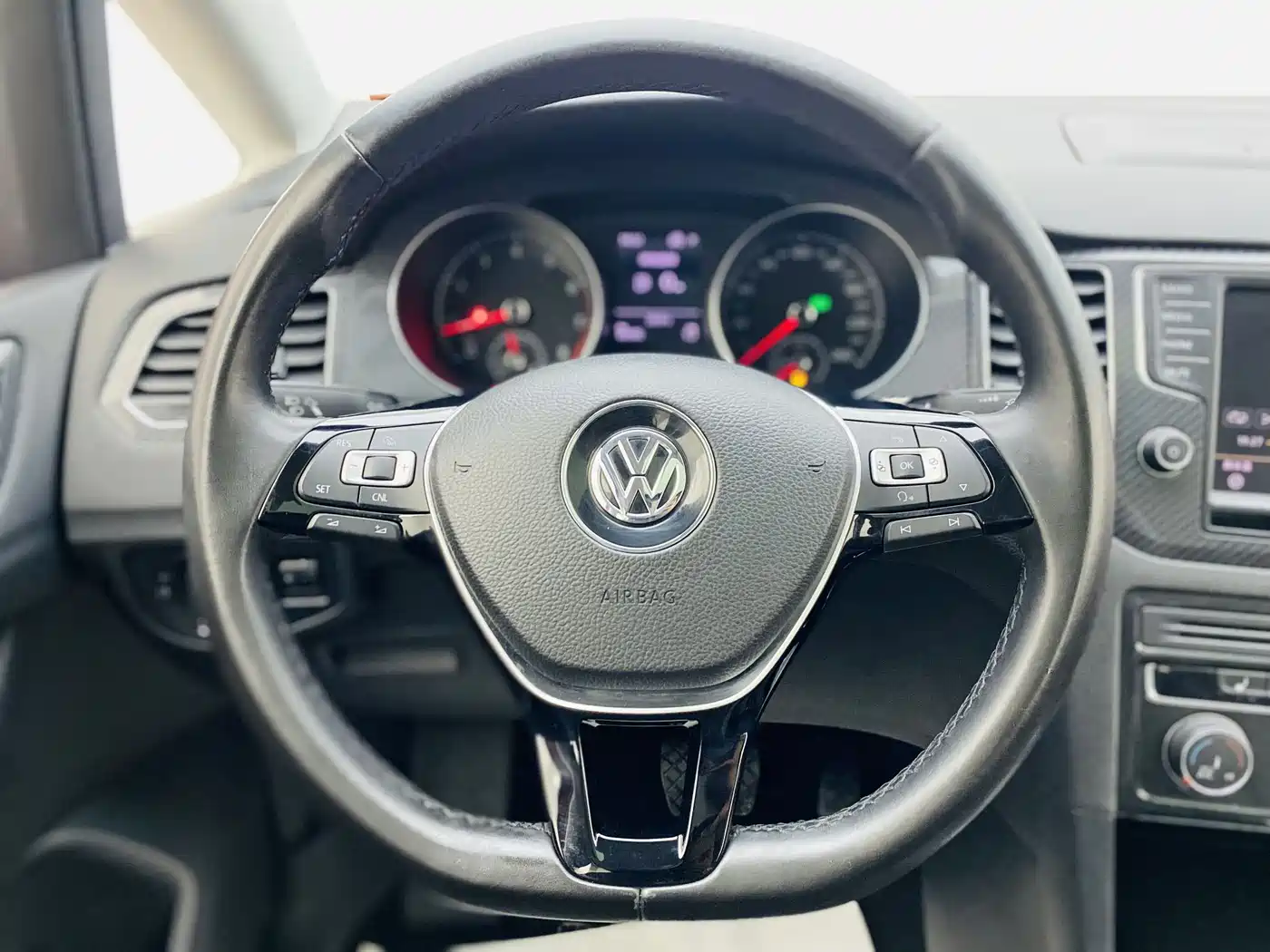 Volkswagen Golf Sportsvan 2016 230TSI Automatic Luxury фото 8