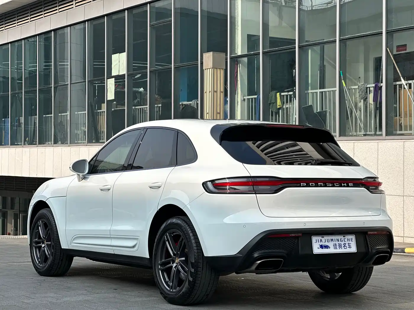 PORSCHE MACAN