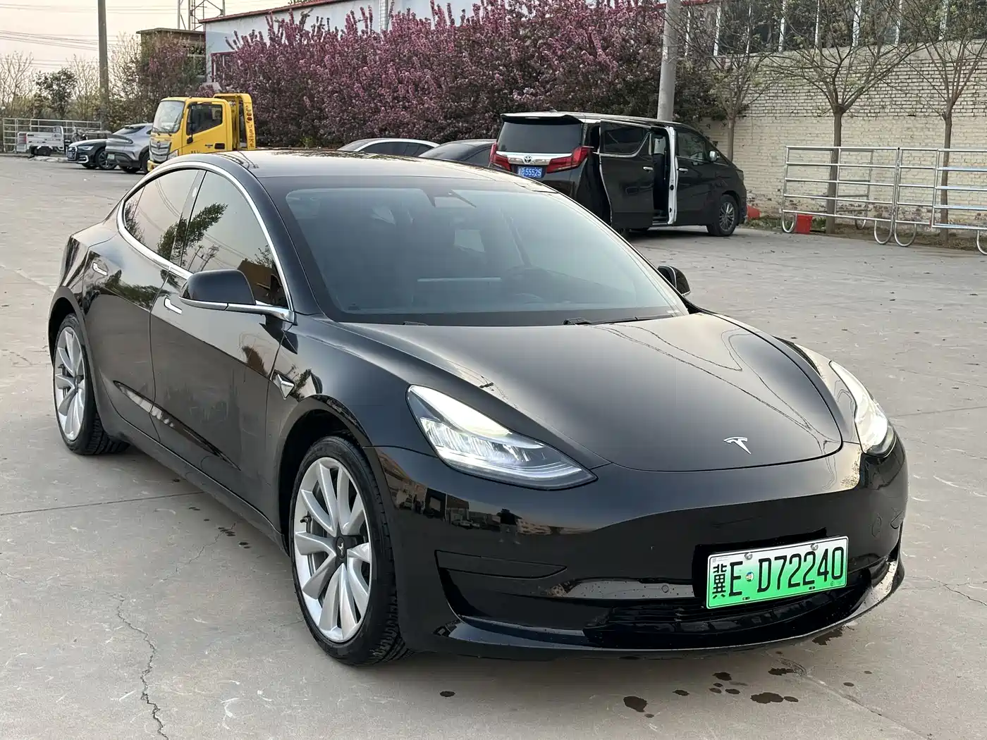 TESLA MODEL 3