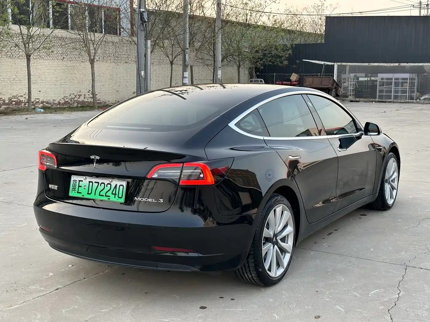 TESLA MODEL 3