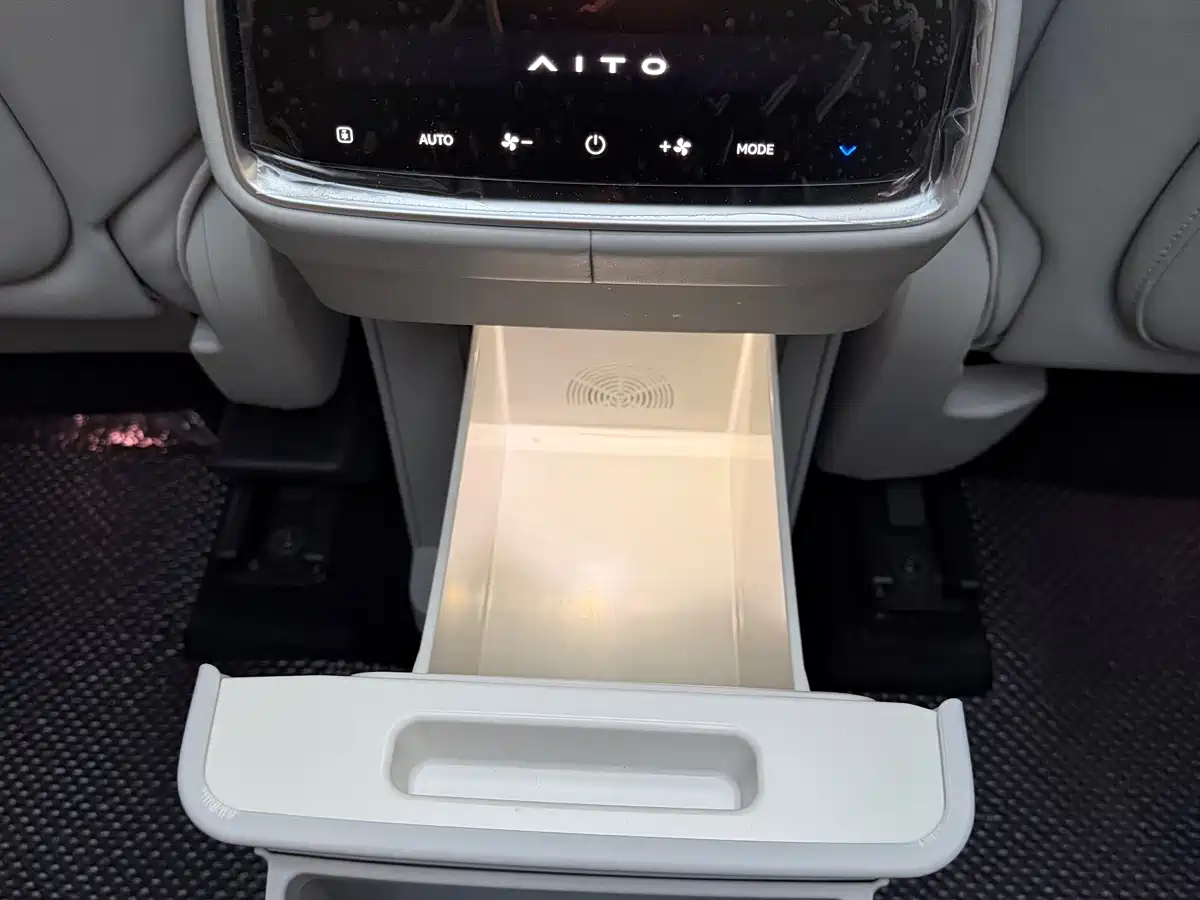 AITO Wenjie AITO M9 2024 Range Extender Ultra 52kWh 6-seater фото 25