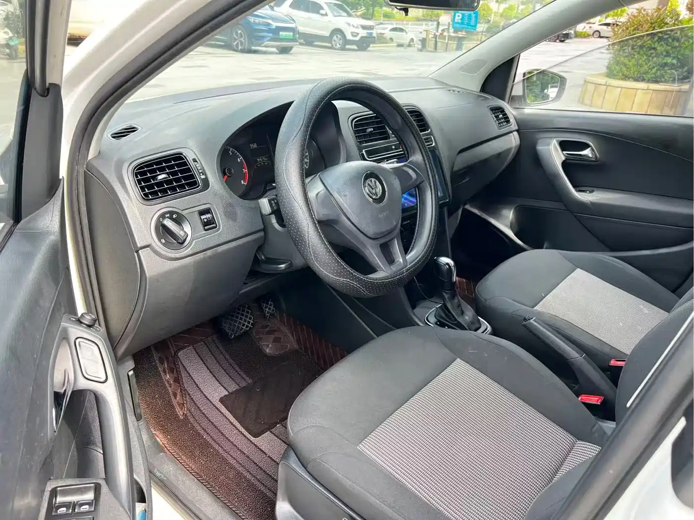 Volkswagen Polo 2016 1.4L Automatic Trend фото 8