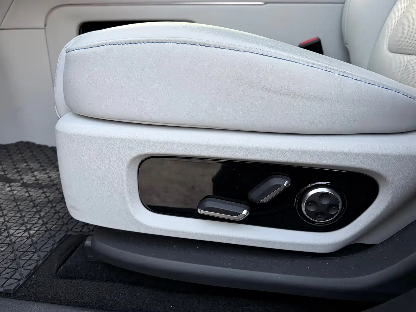 AITO Wenjie AITO M9 2024 Range Extender Ultra 52kWh 6-seater фото 14