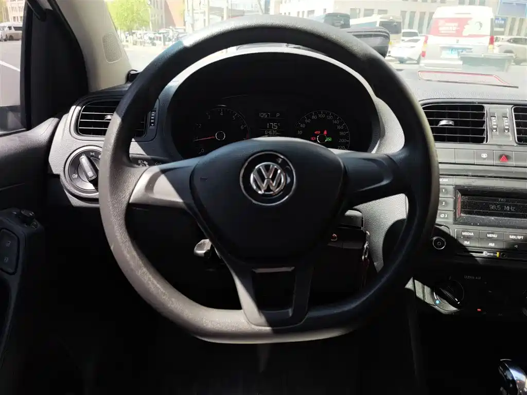 Volkswagen Polo 2016 1.4L Automatic Trend фото 3