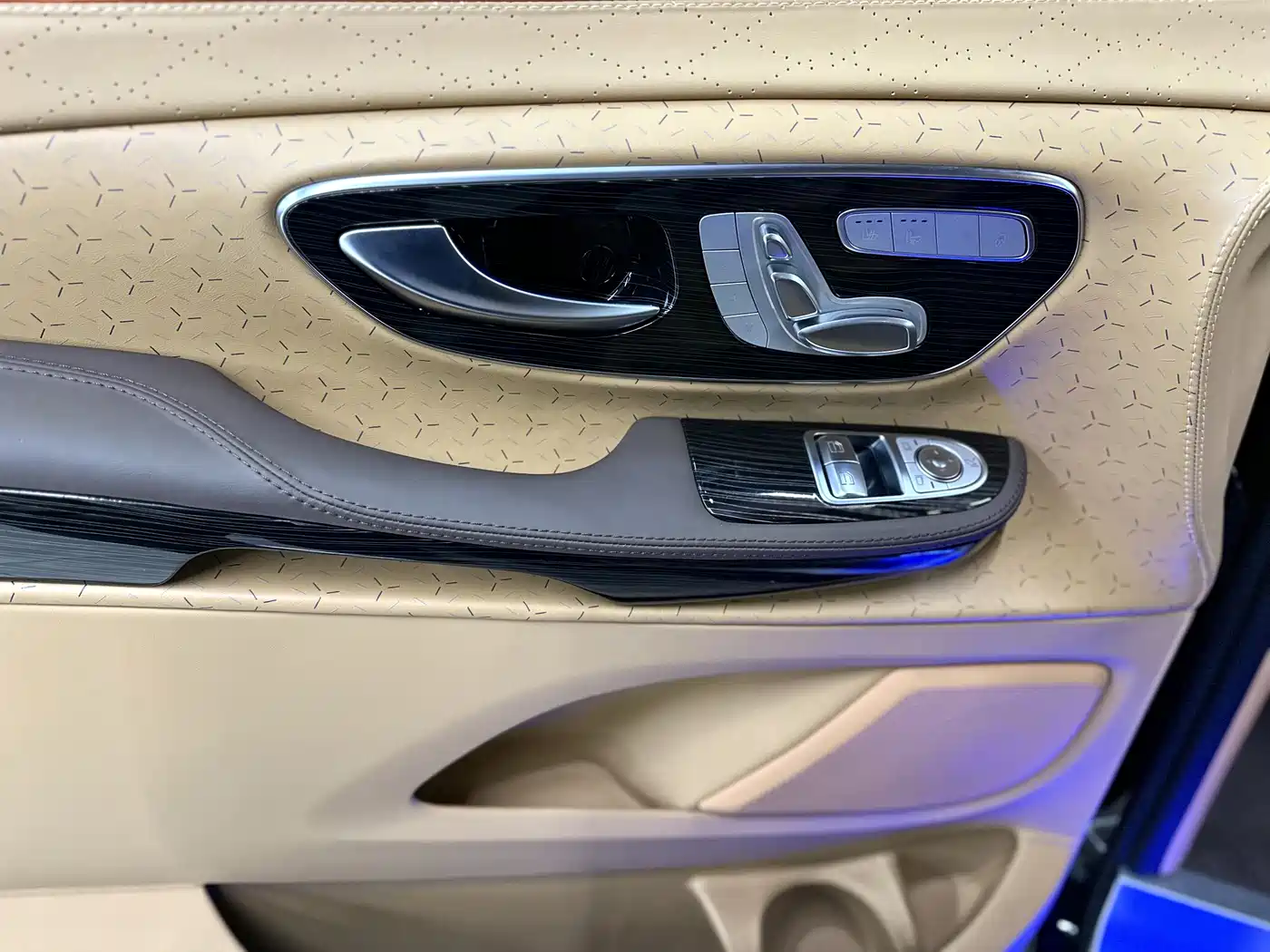 Mercedes-Benz V-Class 2024 V 300 L Long Wheelbase Premium фото 7