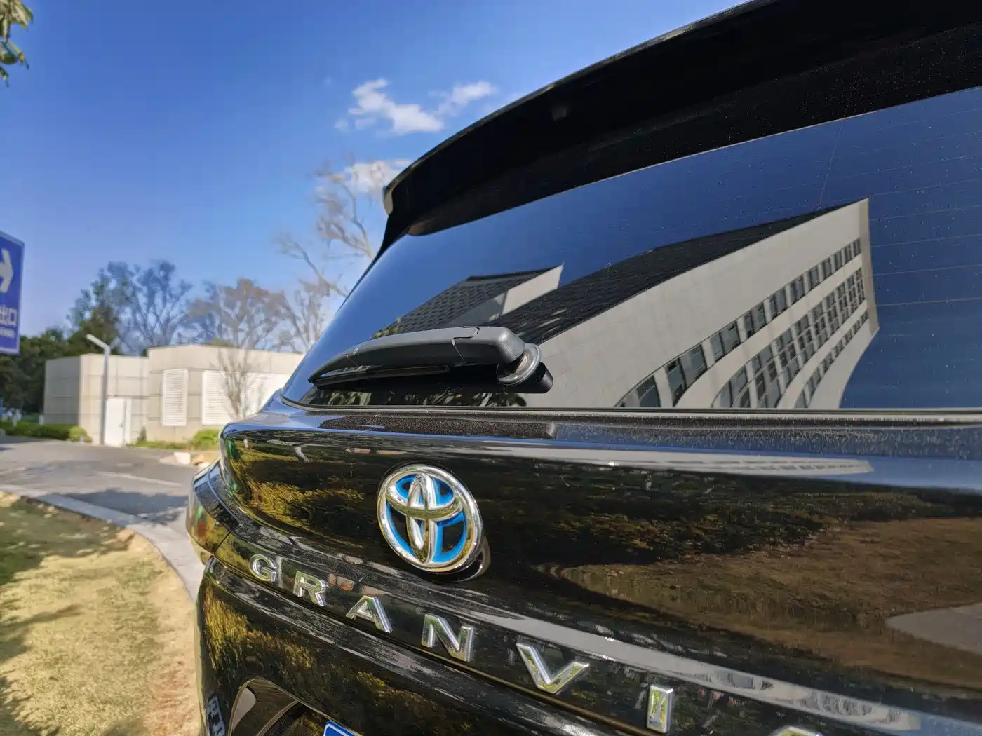 Toyota Granvia 2023 2.5L Hybrid VIP Edition фото 35