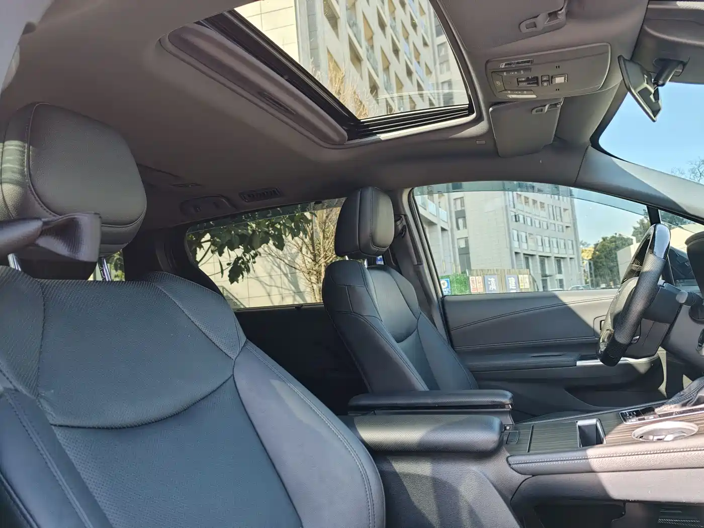 Toyota Granvia 2023 2.5L Hybrid VIP Edition фото 17