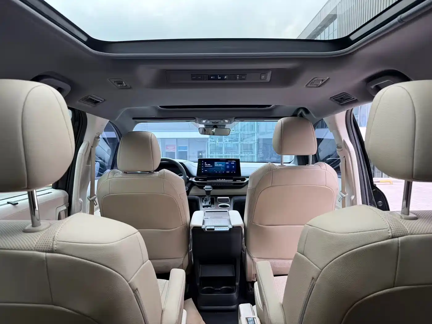 Toyota Granvia 2024 2.5L Hybrid Premium PLUS фото 4