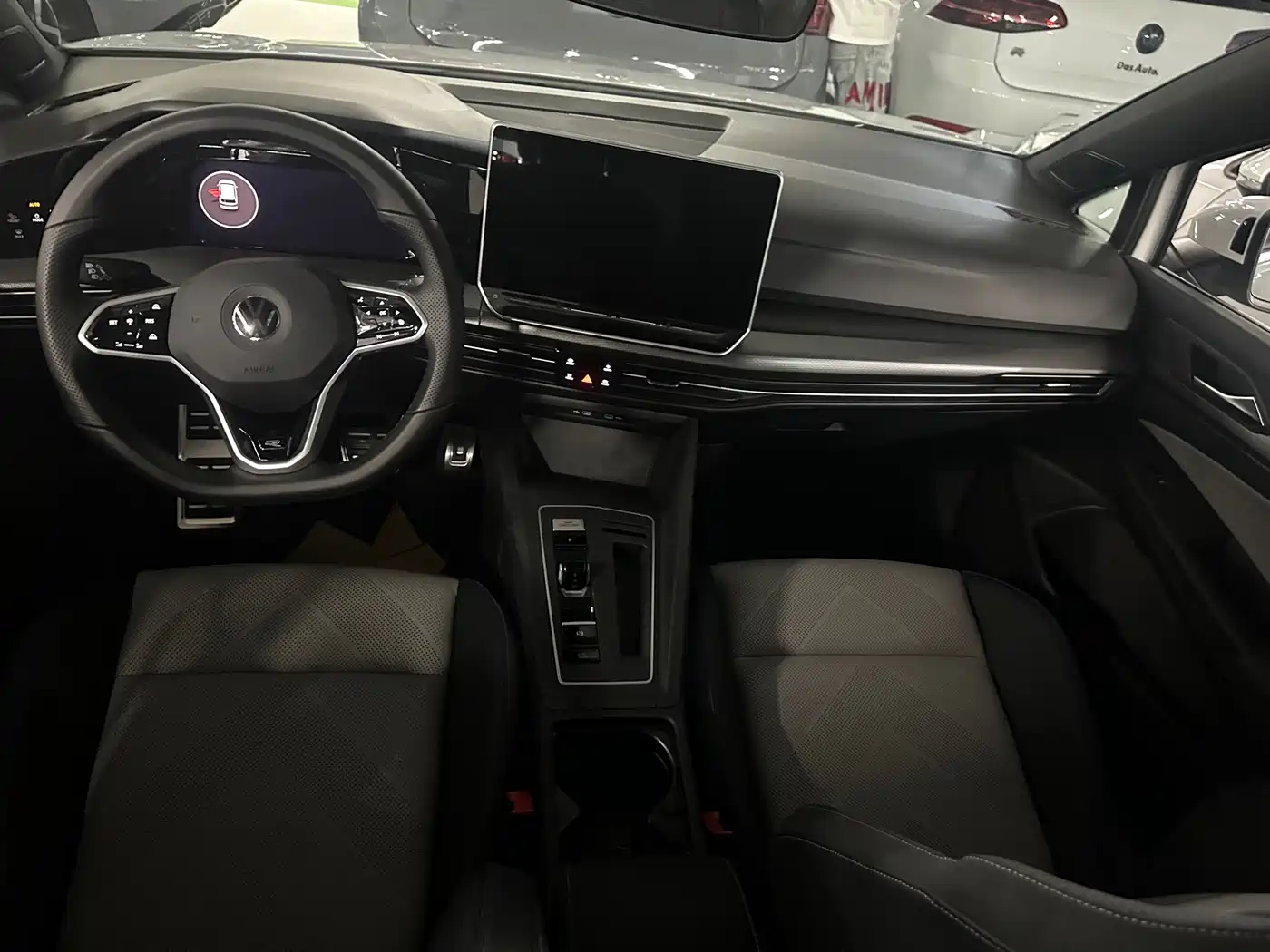 Volkswagen Golf 2025 300TSI R-Line фото 12