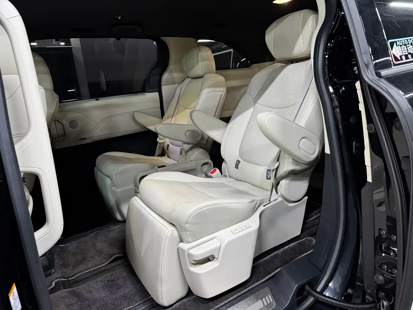 Toyota Sienna 2024 2.5L Hybrid 4WD Premium Edition фото 14