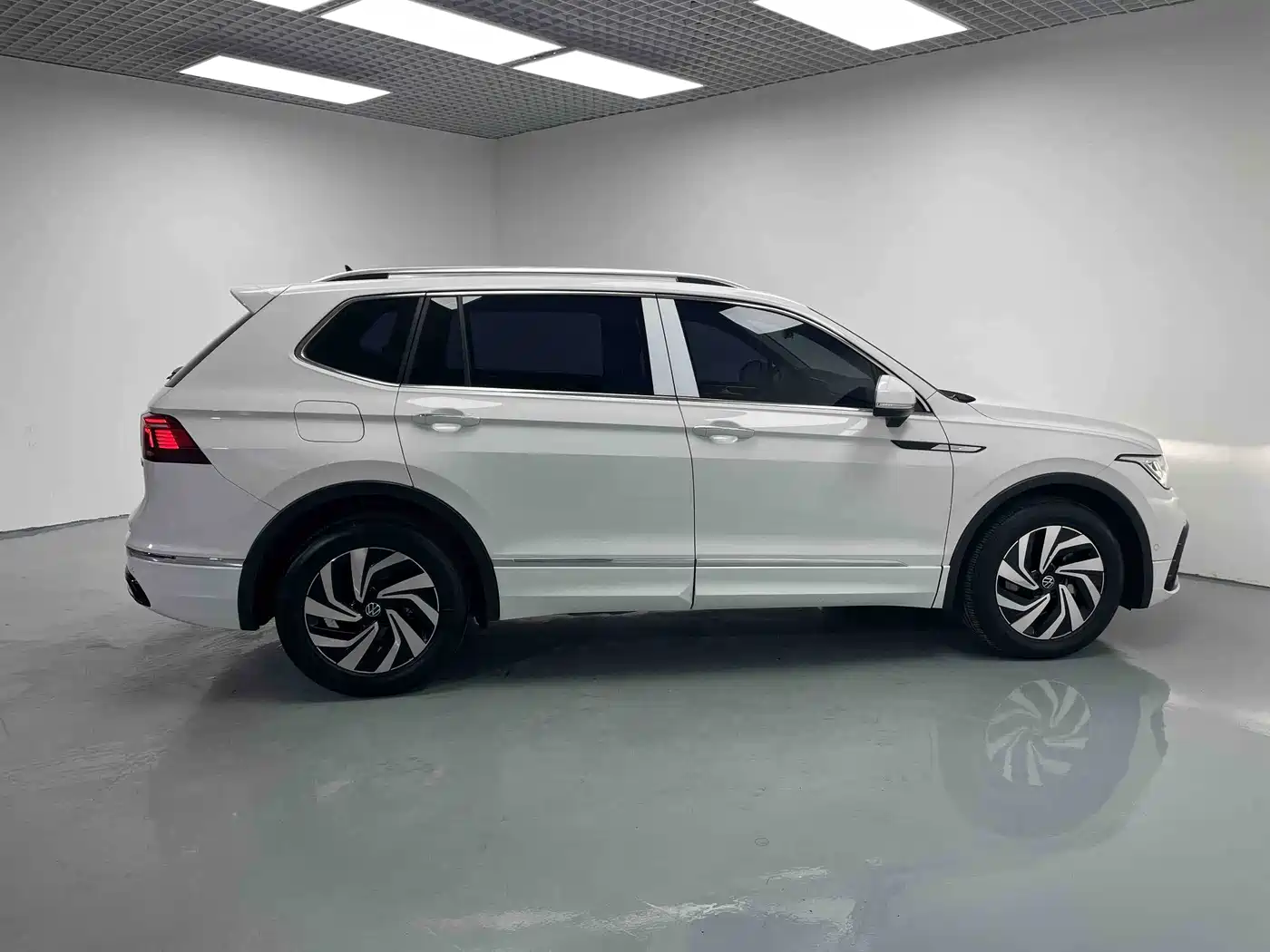 Volkswagen Tiguan L 2023 Facelift 330TSI Automatic 2WD Smart Edition фото 6