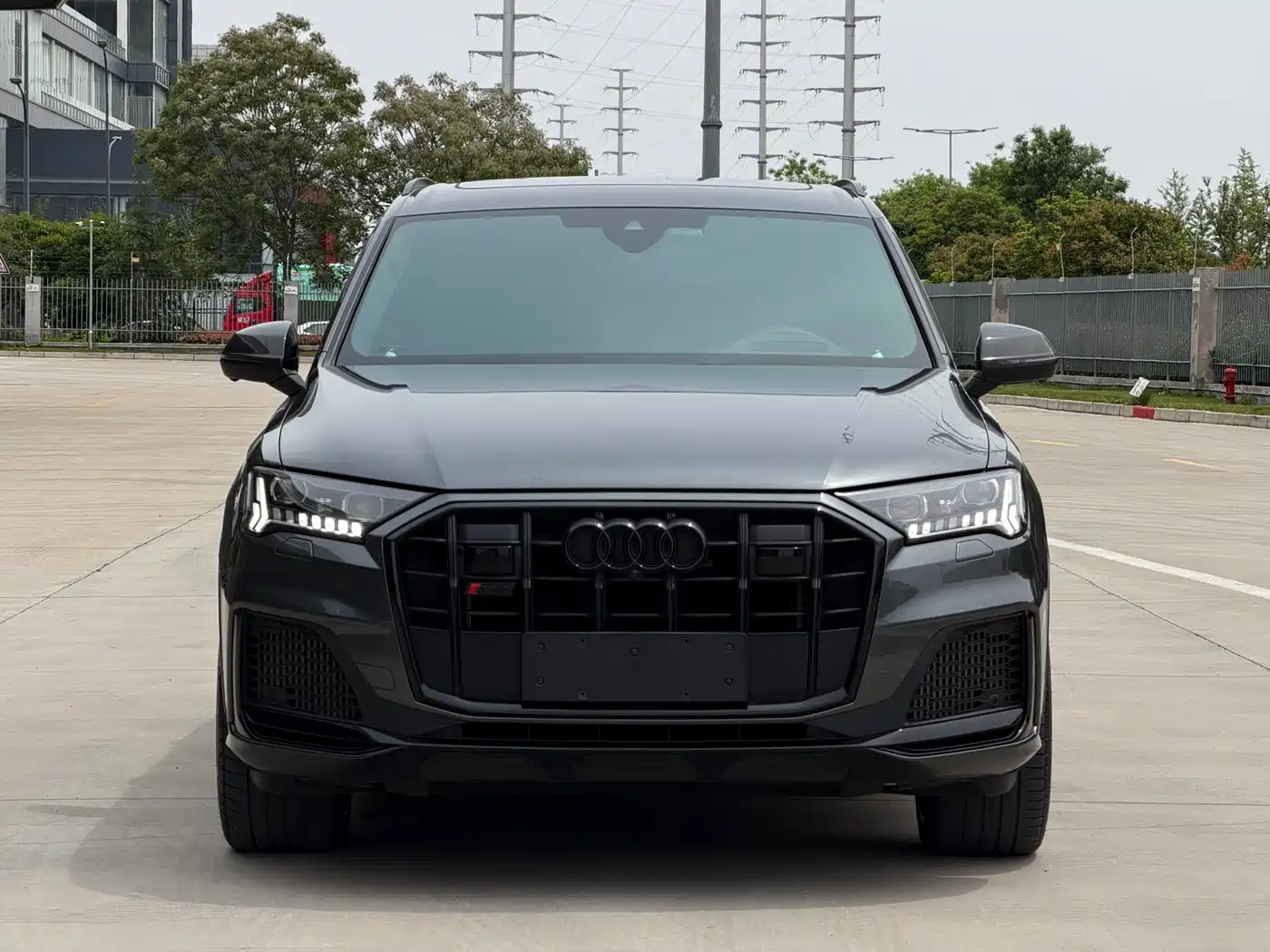 Audi SQ7 2024 4.0 TFSI Dark Knight Edition фото 2