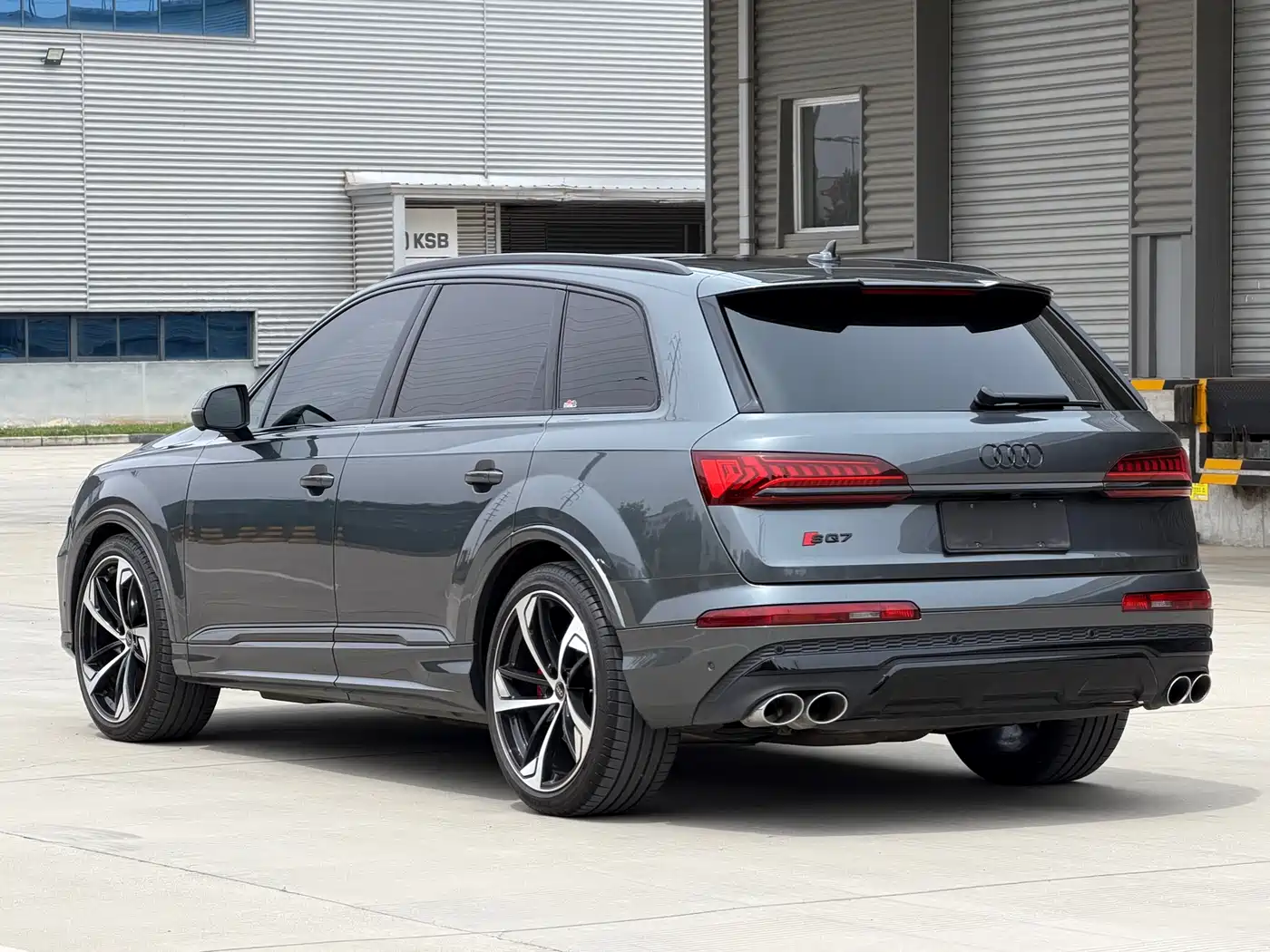 Audi SQ7 2024 4.0 TFSI Dark Knight Edition фото 4