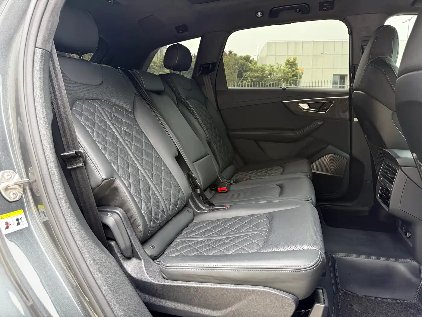 Audi SQ7 2024 4.0 TFSI Dark Knight Edition фото 13