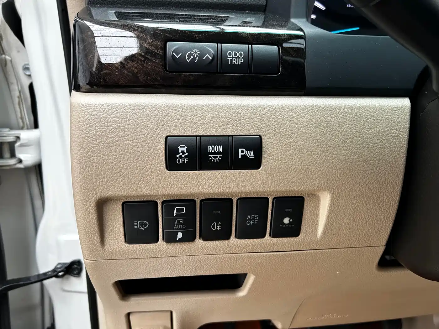 Toyota Alphard фото 7