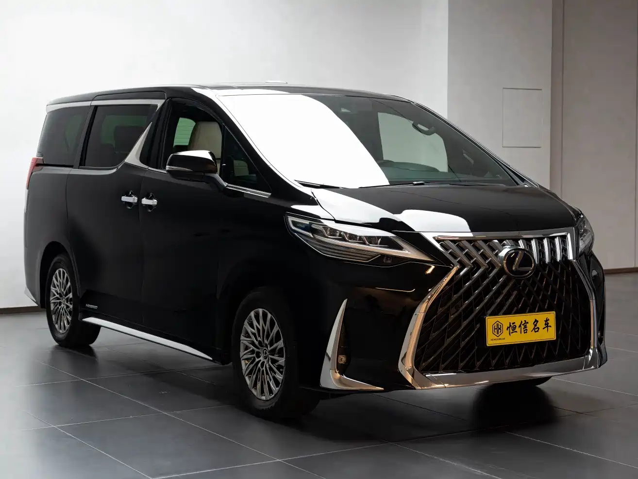 Lexus LM 2020 300h Seven-Seater Elegance Edition фото 3