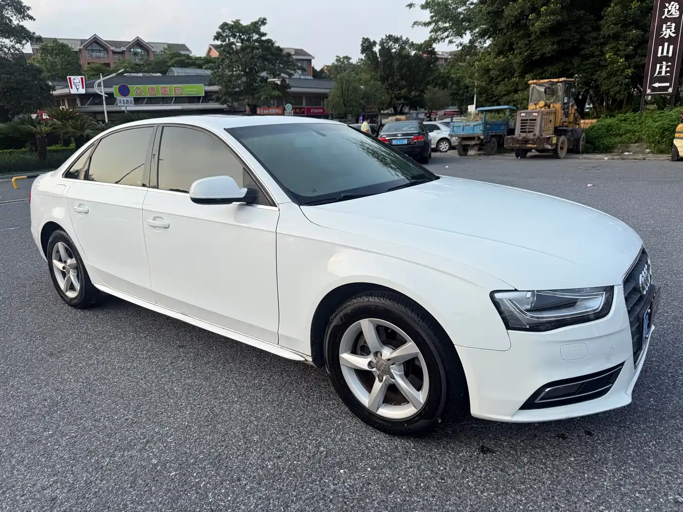 Audi A4L 2013 30 TFSI Automatic Comfort фото 3
