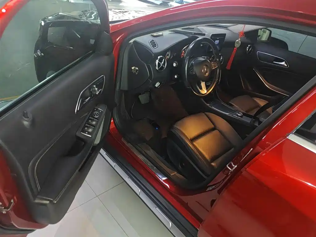 Mercedes-Benz GLA 2018 GLA 200 Dynamic фото 12