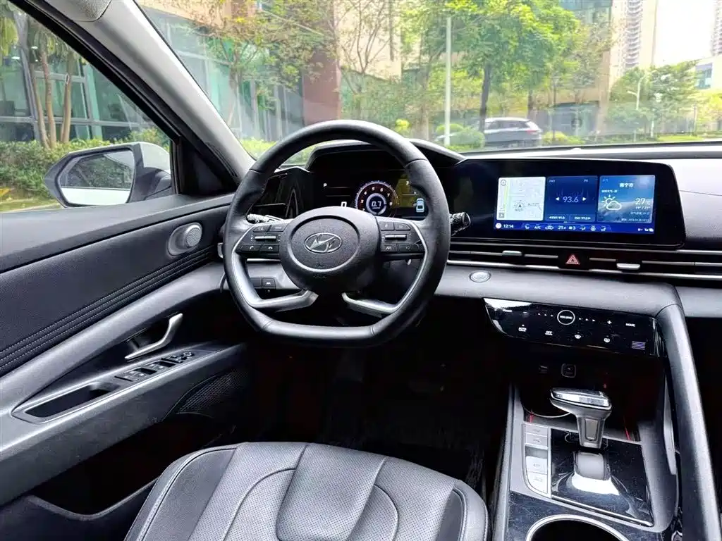 Hyundai Elantra 2021 1.5L CVT LUX Premium Edition фото 7