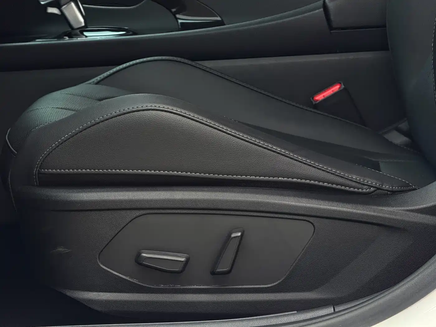 Hyundai Elantra 2022 1.5L CVT LUX Premium Edition фото 20
