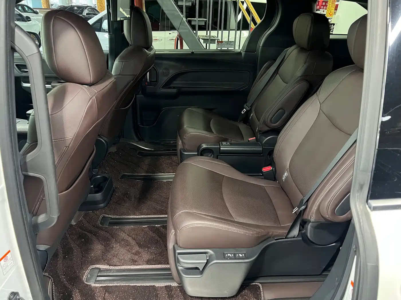 Toyota Granvia 2023 2.5L Hybrid Flagship VIP Edition фото 6