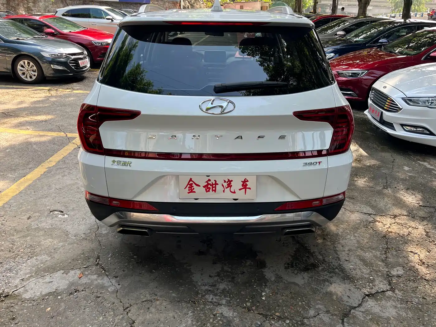 Photo 5 - Hyundai Santa Fe