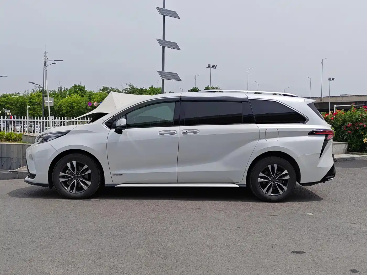 Toyota Granvia 2023 2.5L Hybrid Luxury Edition фото 8